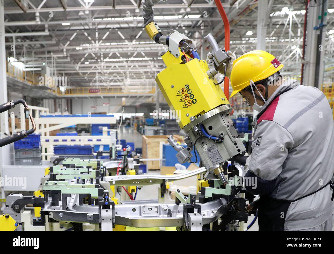 QINGDAO, CHINE - le 14 JANVIER 2023 - les travailleurs se soudent dans un atelier de production au siège de Qingdao de l'usine automobile de Beijing à Qingdao, S Banque D'Images