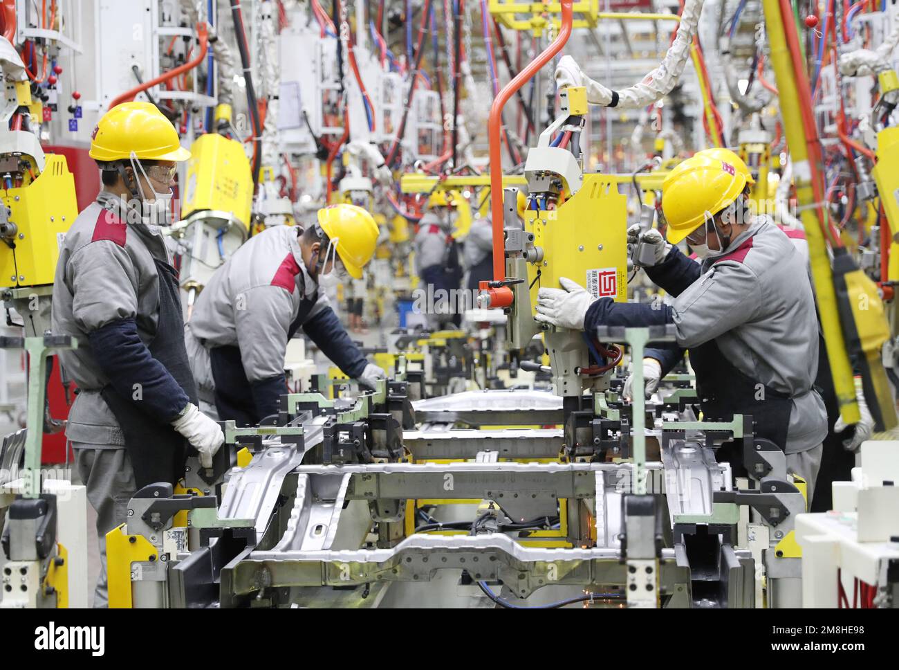 QINGDAO, CHINE - le 14 JANVIER 2023 - les travailleurs se soudent dans un atelier de production au siège de Qingdao de l'usine automobile de Beijing à Qingdao, S Banque D'Images