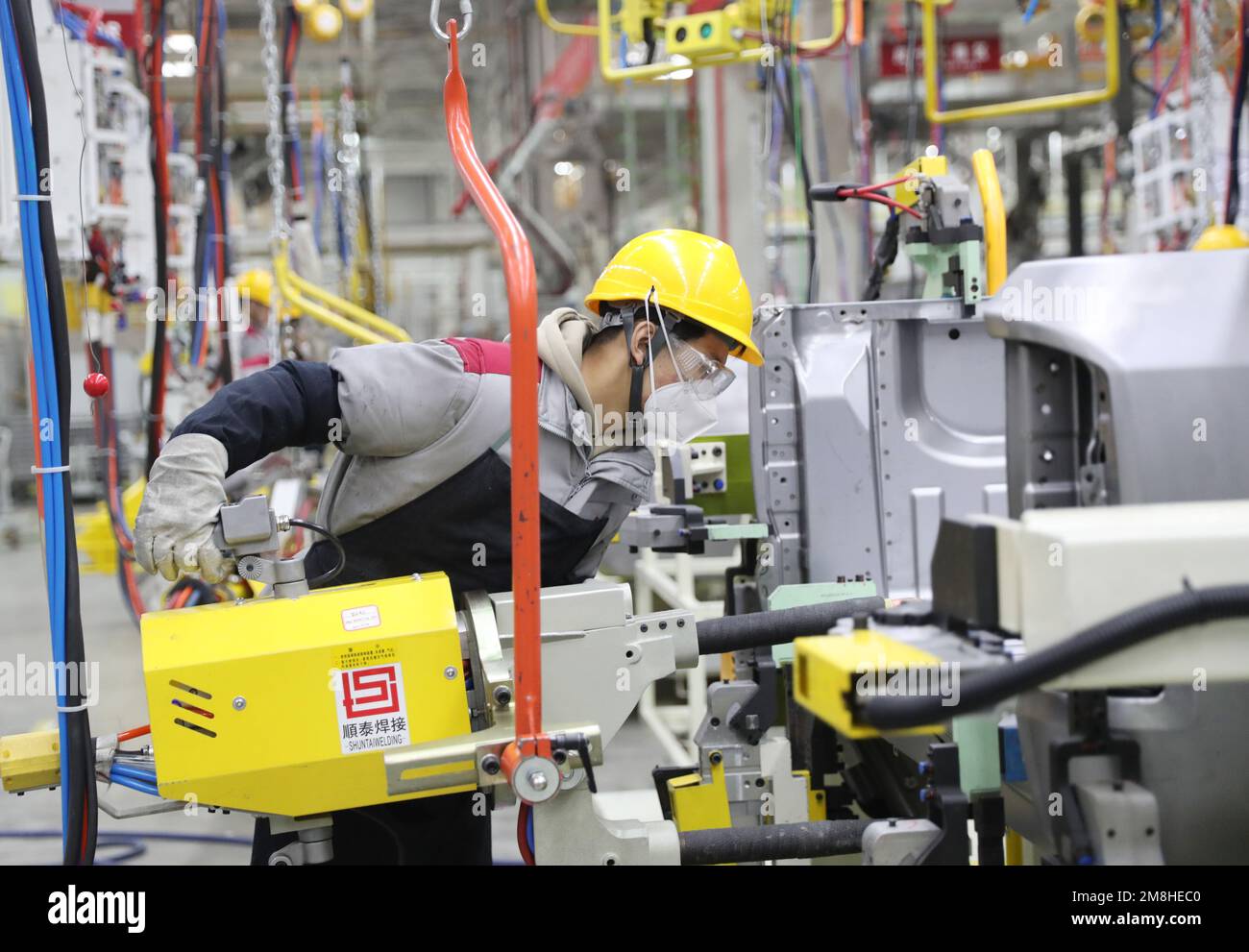 QINGDAO, CHINE - le 14 JANVIER 2023 - les travailleurs se soudent dans un atelier de production au siège de Qingdao de l'usine automobile de Beijing à Qingdao, S Banque D'Images