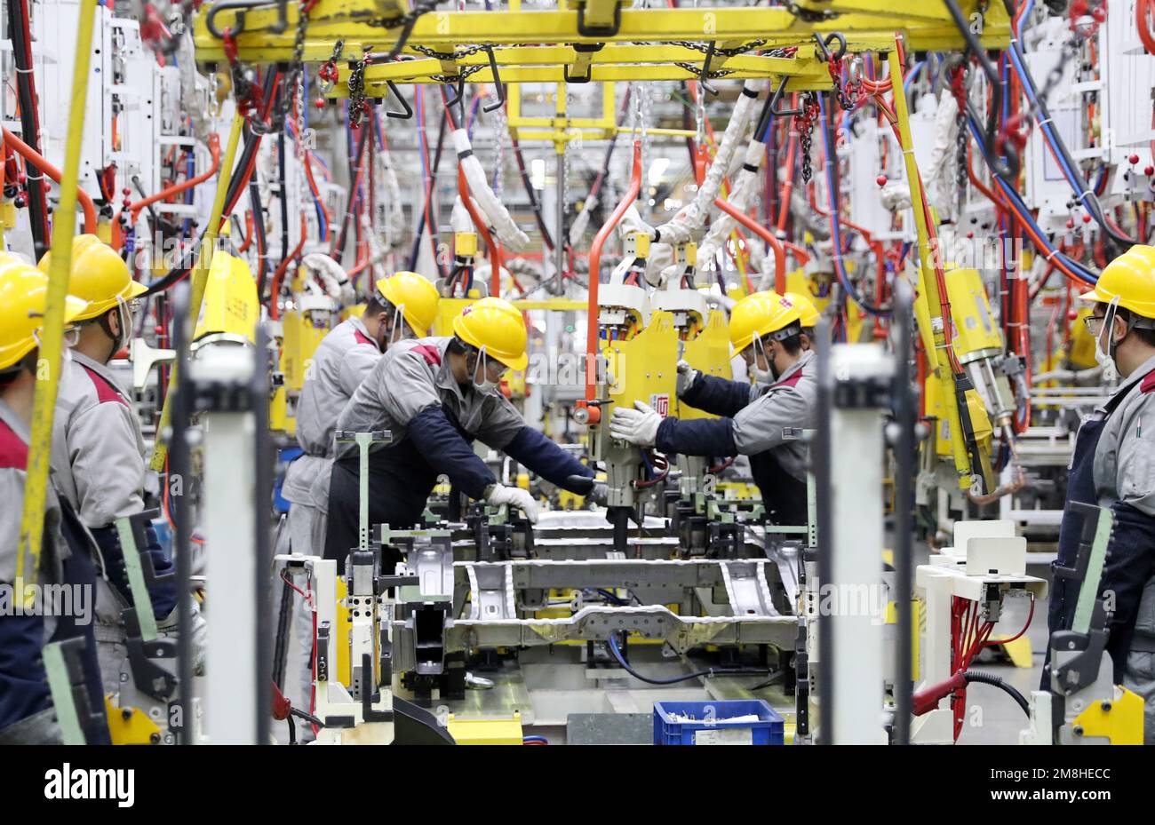 QINGDAO, CHINE - le 14 JANVIER 2023 - les travailleurs se soudent dans un atelier de production au siège de Qingdao de l'usine automobile de Beijing à Qingdao, S Banque D'Images