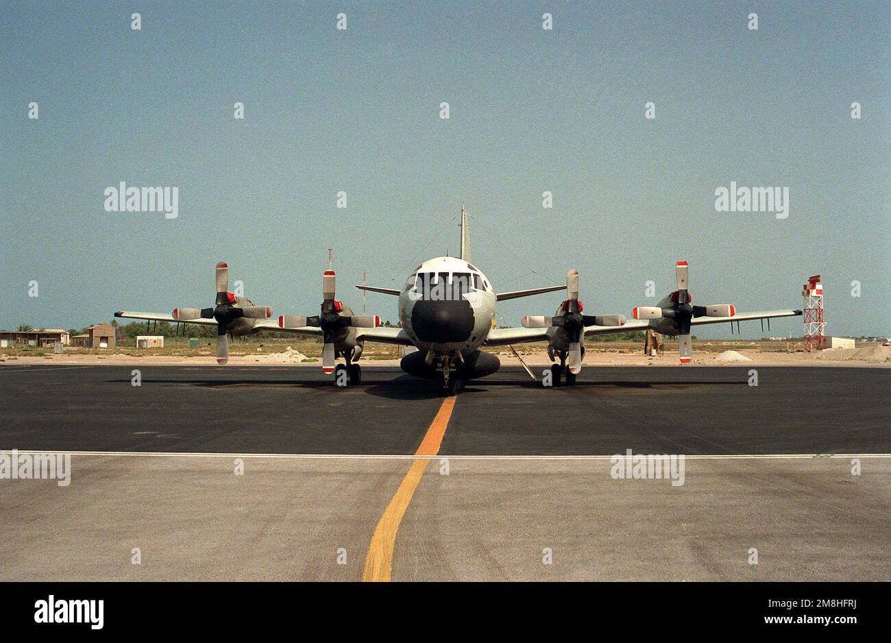 Vue de face d'un aéronef EP-3E Orion de l'escadron 2 de reconnaissance aérienne de la flotte (VQ-2) stationné sur une rampe. Pays: Bahreïn (BHR) Banque D'Images