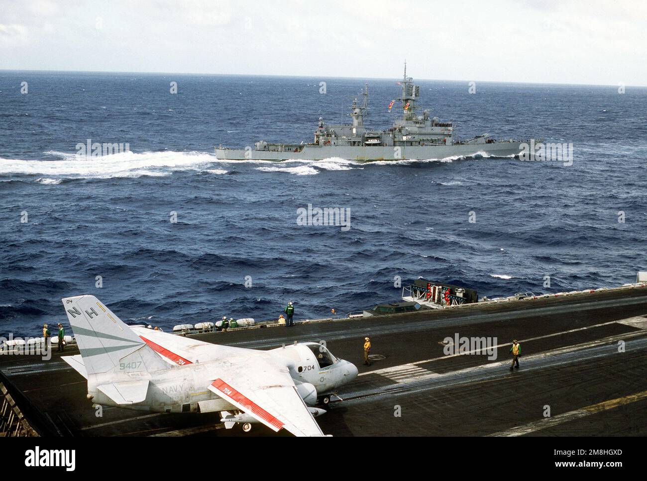 Vue à tribord du croiseur de missiles guidé USS FOX (CG-33) lorsque le navire passe le long du port du porte-avions à propulsion nucléaire USS ABRAHAM LINCOLN (CVN-72). Un avion Viking S-3B de l'escadron antisous-marin 29 (VS-29) attend le lancement du catapulte numéro 3 du transporteur. Pays : Océan Pacifique (POC) Banque D'Images