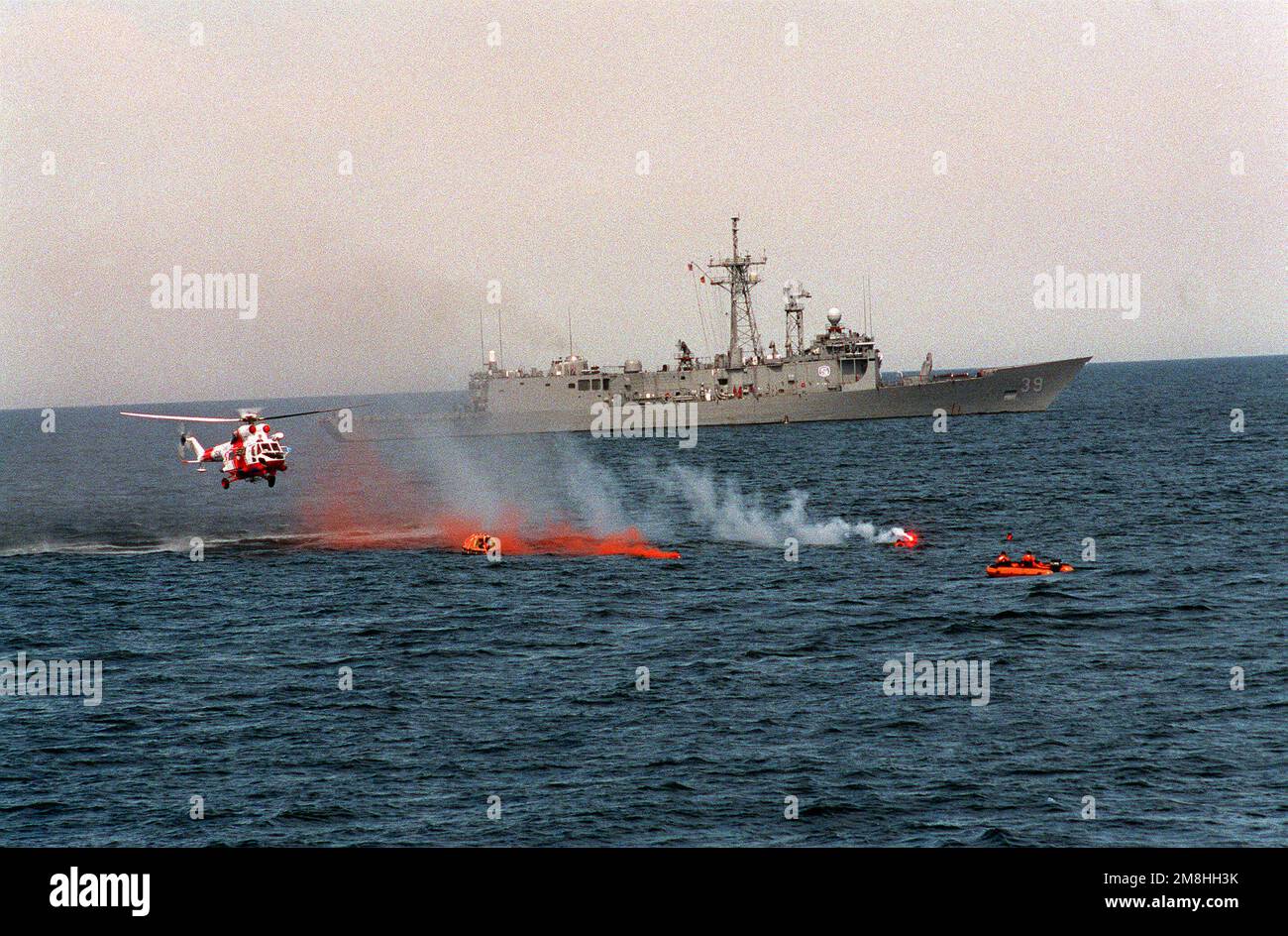 Un hélicoptère polonais PZL Swidnik W-3 Sokol se déplace pour effectuer un sauvetage en mer tout en effectuant une démonstration de recherche et sauvetage pendant l'exercice BALTOPS '93. La frégate de missile guidée USS DOYLE (DDG-39) est en arrière-plan. Pour la première fois depuis 22 ans, les pays d'Europe orientale, à savoir l'Estonie, la Lettonie, la Lituanie, la Pologne et la Russie, ont été invités à participer aux phases non militaires de l'exercice. Sujet opération/série: BALTOPS '93 pays: Mer Baltique Banque D'Images