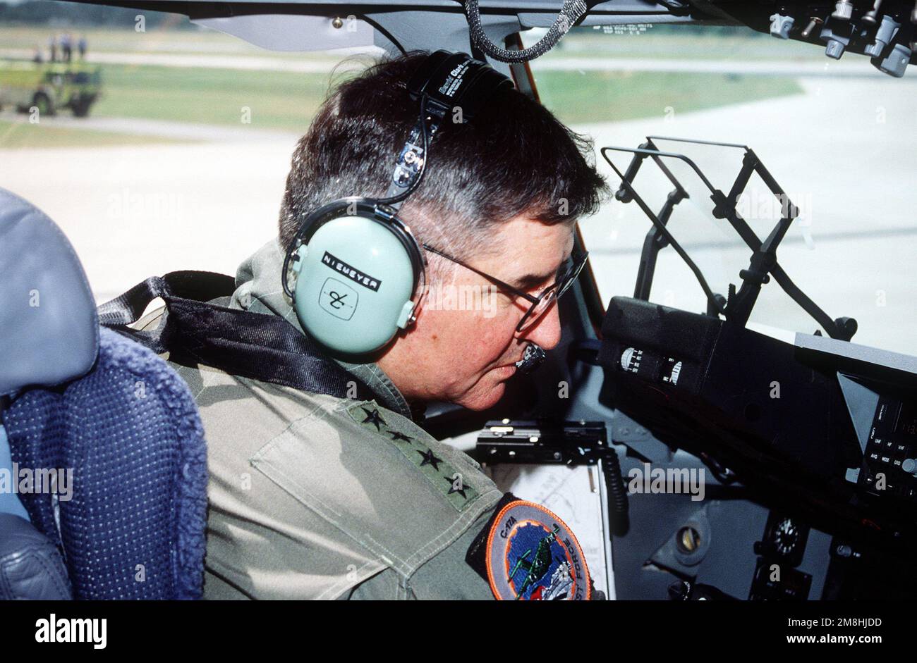 LE GÉN Ronald Fogelman, commandant du Commandement de la mobilité aérienne dans le poste de pilote du premier C-17 Globemaster III livré à la Force aérienne. LE GÉN Fogelman se prépare à prendre un taxi pour le décollage d'Adams Field. Base: Little Rock État: Arkansas (AR) pays: États-Unis d'Amérique (USA) Banque D'Images