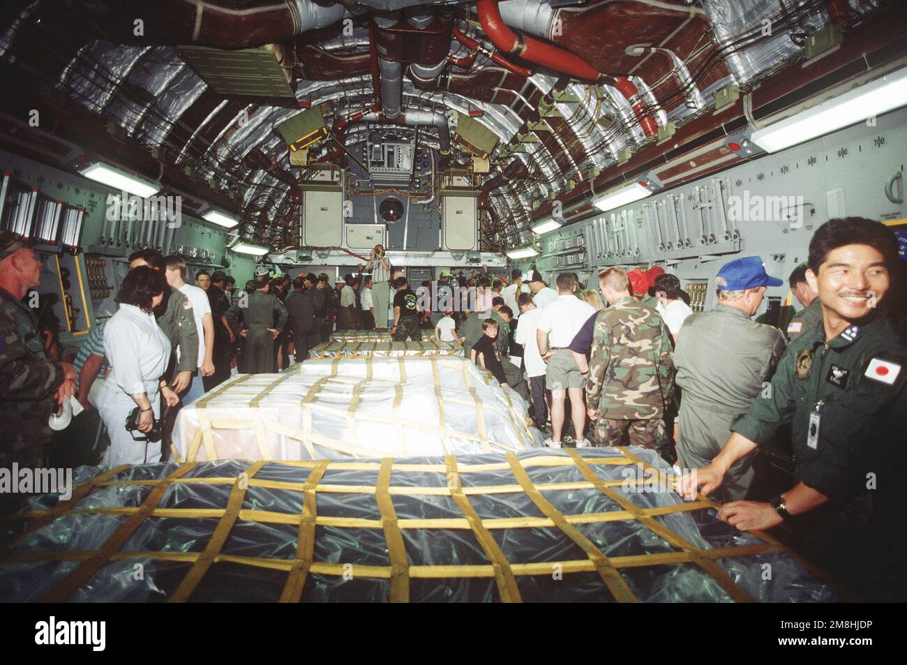 Les participants au RODEO 93 et les membres de la base et les familles font le tour de l'intérieur du C-17 Globemaster III L'avion est en route vers la Charleston AFB, où il sera le premier C-17 à être accepté par l'Armée de l'Air. Base: Little Rock Air Force base État: Arkansas (AR) pays: États-Unis d'Amérique (USA) Banque D'Images