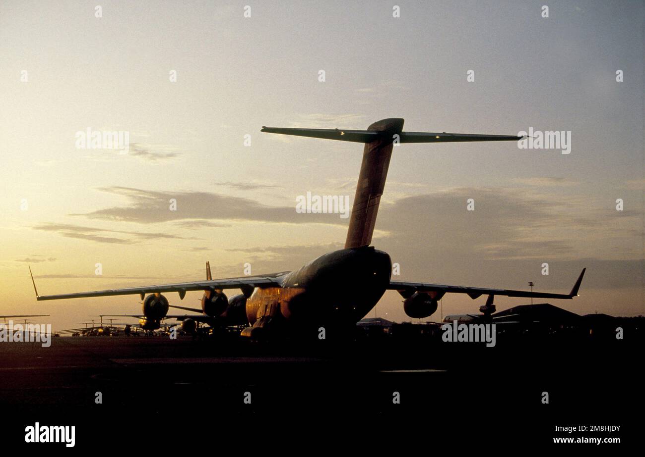 Le premier C-17 Globemaster III livré à la 437th Airlift Wing du Commandement de la mobilité aérienne de la Force aérienne se trouve, au coucher du soleil, sur la rampe de Charleston AFB, en Caroline du Sud. Date exacte prise de vue inconnue. Pays : inconnu Banque D'Images