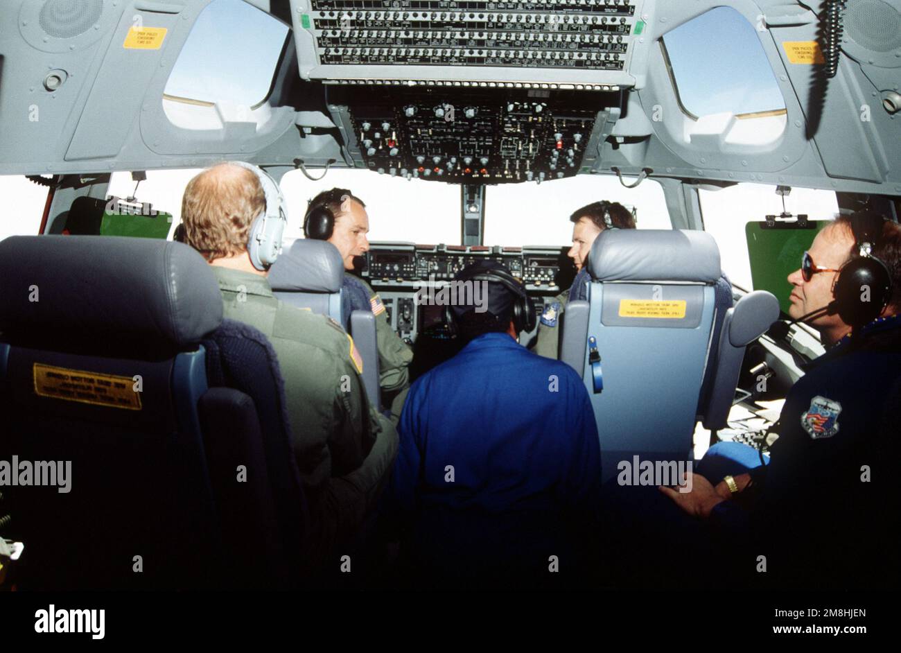Intérieur du C-17, le premier à être livré à la Force aérienne, poste de pilotage depuis l'usine McDonnell Douglas de long Beach, CA. Commandant de l'aéronef, LTC Giles Gentry, 437th, aile du pont aérien (à gauche) aux commandes et copilote, MAJ Joseph B. Niemeyer, 17th, Escadron de transport aérien, à droite. À l'extrême gauche se trouve le deuxième copilote, LE MAJ Paul Skyes, 317th escadron de transport aérien, à l'extrême droite M. David Swain, McDonnell Douglas Vice-président responsable de la production du C-17 et au centre se trouve le technicien en avionique de McDonnell Douglas, M. Arlanders Ewing. Base: Little Rock État: Arkansas (AR) pays: États-Unis d'Amérique Banque D'Images