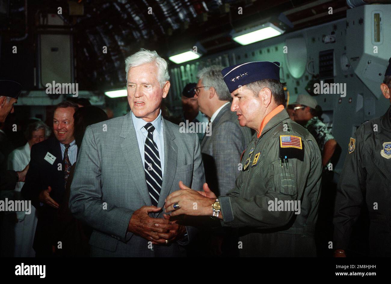 Le commandant du Commandement de la mobilité aérienne, GEN Ronald Fogelman, s'entretient avec le sénateur Ernest Hollings à l'intérieur de la baie de cargaison du C-17, après les cérémonies de roulement du premier C-17 Globemaster III livré à la Force aérienne. Base: Charleston Air Force base État: Caroline du Sud (SC) pays: Etats-Unis d'Amérique (USA) Banque D'Images