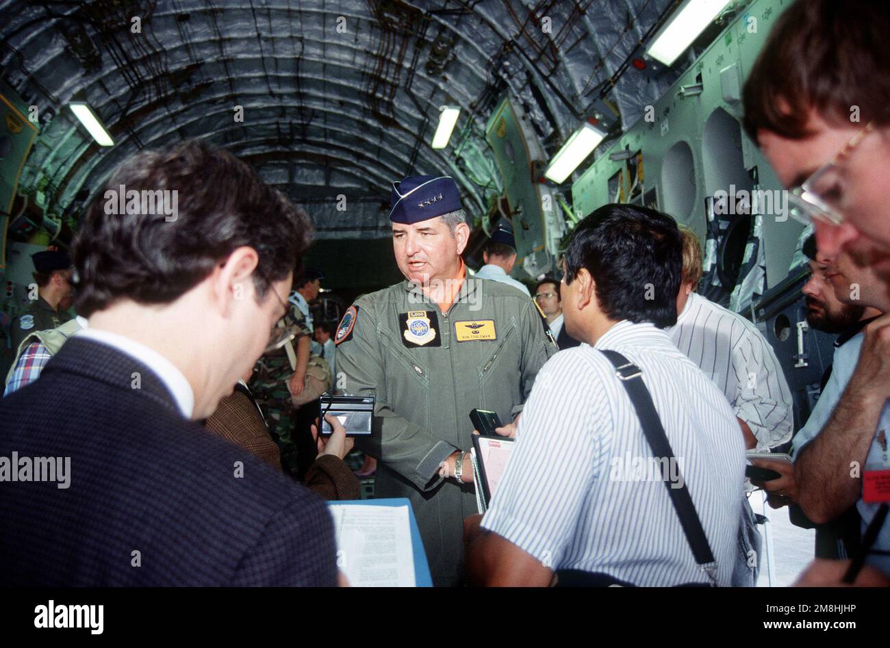 Le commandant du Commandement de la mobilité aérienne, GEN Ronald Fogelman, parle à la presse depuis la rampe de chargement de fret après les cérémonies de roulement pour le premier C-17 Globemaster III livré à la Force aérienne. Base: Charleston Air Force base État: Caroline du Sud (SC) pays: Etats-Unis d'Amérique (USA) Banque D'Images