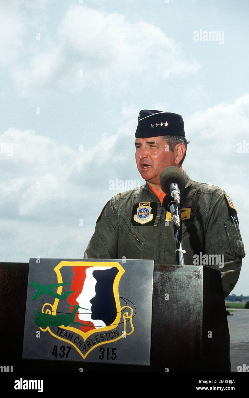 Le commandant du Commandement de la mobilité aérienne, GEN Ronald Fogelman, au pupitre lors des cérémonies de roulement du premier C-17 Globemaster III livré à la Force aérienne. Base: Charleston Air Force base État: Caroline du Sud (SC) pays: Etats-Unis d'Amérique (USA) Banque D'Images