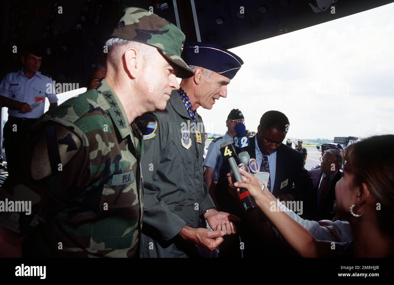 CHEF DE CABINET de la Force aérienne, GEN Merrill McPeak et U.S. Le vice-CHEF d'ÉTAT-MAJOR de l'armée GEN Peay discute avec la presse de la baie de cargaison du C-17 après les cérémonies de roulement pour le premier C-17 Globemaster III livré à la Force aérienne. Base: Charleston Air Force base État: Caroline du Sud (SC) pays: Etats-Unis d'Amérique (USA) Banque D'Images