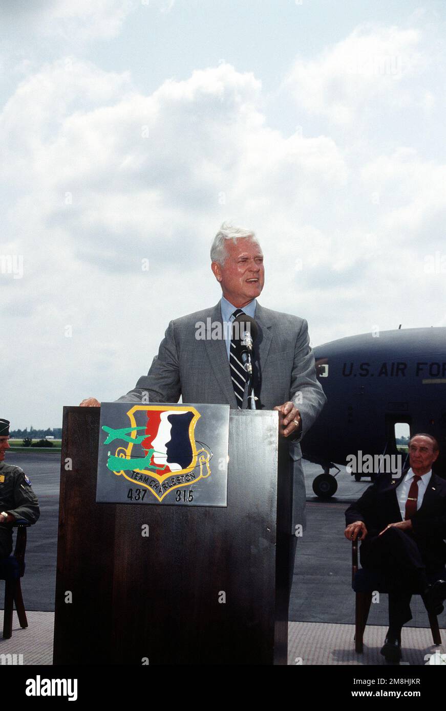 ÉTATS-UNIS Le sénateur Ernest Hollings, D-SC, au lectrin lors des cérémonies de roulement du premier C-17 Globemaster III livré à la Force aérienne. Base: Charleston Air Force base État: Caroline du Sud (SC) pays: Etats-Unis d'Amérique (USA) Banque D'Images