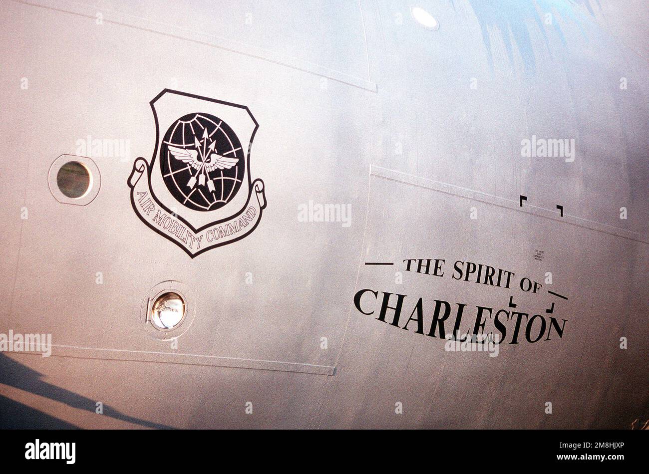 Gros plan du fuselage avant du premier C-17 Globemaster III livré à la 437th Airlift Wing de la Force aérienne montrant le bouclier Air Mobility Command et les mots « Spirit of Charleston ». Base: Charleston Air Force base État: Caroline du Sud (SC) pays: Etats-Unis d'Amérique (USA) Banque D'Images