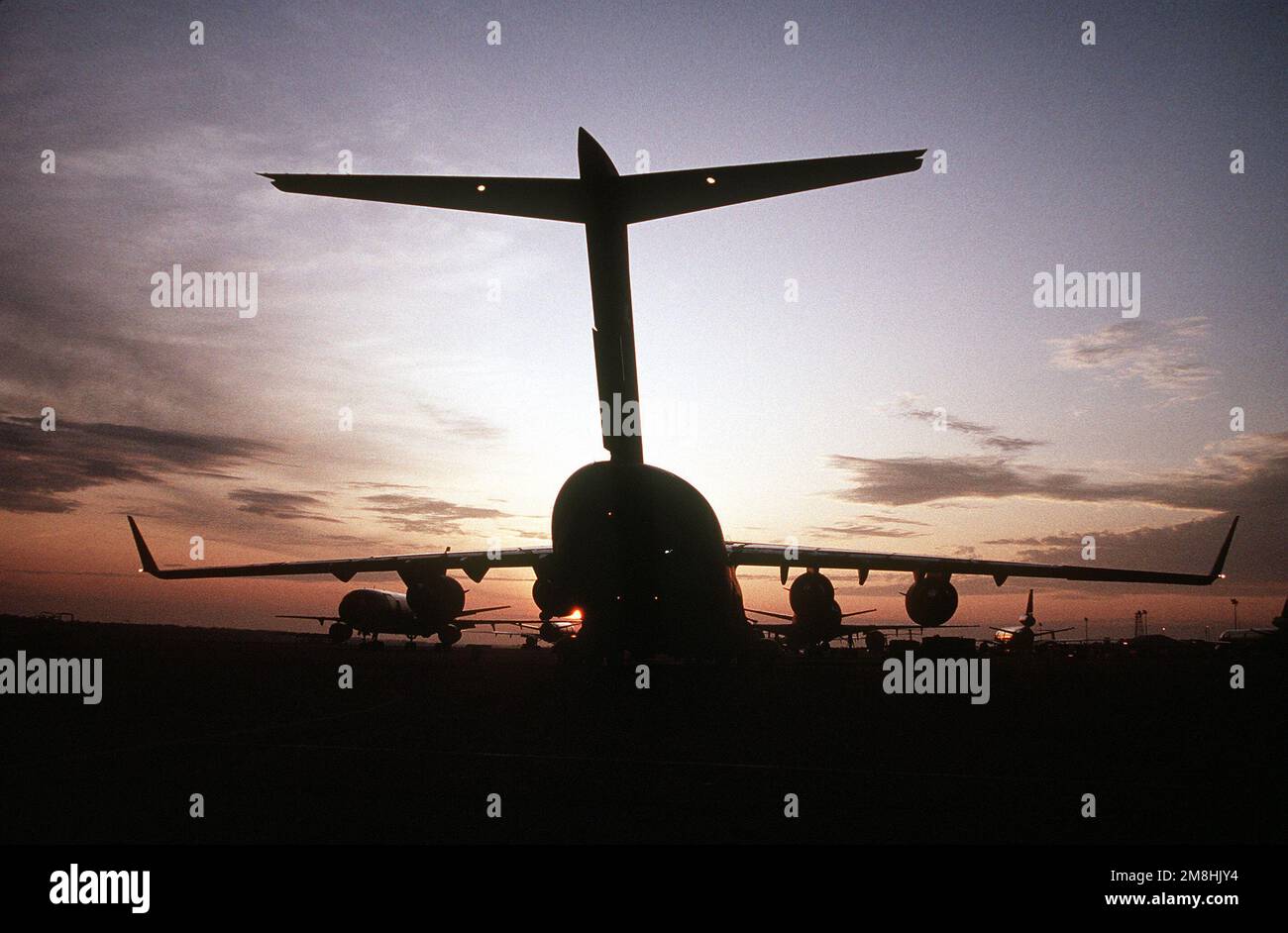 Le premier C-17 Globemaster III livré à l'aile 437th du pont aérien de la Force aérienne, le 14 juin 93, se trouve sur la rampe, silhouetée par le soleil levant. Base: Charleston Air Force base État: Caroline du Sud (SC) pays: Etats-Unis d'Amérique (USA) Banque D'Images
