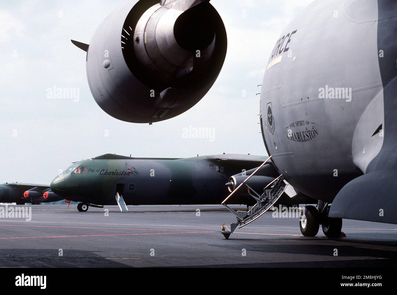 Le C-141b Starlifter, désigné « ville de Charleston », est encadré par l'aile et le fuselage du dernier aéroglisseur de la Force aérienne, le C-17 Globemaster III désigné « l'esprit de Charleston » sur la rampe d'accès de la ligne de vol. Base: Pope Air Force base Etat: Caroline du Nord (NC) pays: Etats-Unis d'Amérique (USA) Banque D'Images