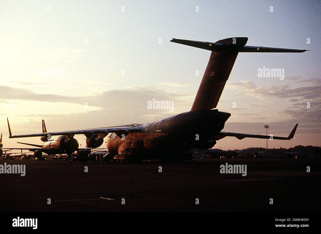 Le premier C-17 Globemaster III livré à l'aile 437th du pont aérien de la Force aérienne, le 14 juin 93, se trouve sur la rampe, silhouetée par le soleil levant. Base: Charleston Air Force base État: Caroline du Sud (SC) pays: Etats-Unis d'Amérique (USA) Banque D'Images