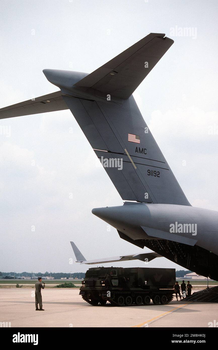 MSGT Dave Saucier, Loadmaster, 1275th Test & Evaluation Squadron, Edwards AFB, CA dirige le chargement d'un système de lancement mobile aéroporté 82nd (MLRS) sur le « Spirit of Charleston », le premier C-17 Globemaster III livré à la Force aérienne. Base: Pope Air Force base Etat: Caroline du Nord (NC) pays: Etats-Unis d'Amérique (USA) Banque D'Images