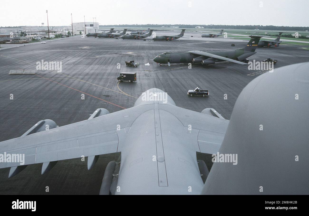 Vue du haut du stabilisateur vertical du premier C-17 Globemaster III, dans l'inventaire de la Force aérienne, montrant la ligne aérienne et de nombreux C-141b Starlivers affectés à l'aile 437th du transport aérien. Base: Pope Air Force base Etat: Caroline du Nord (NC) pays: Etats-Unis d'Amérique (USA) Banque D'Images