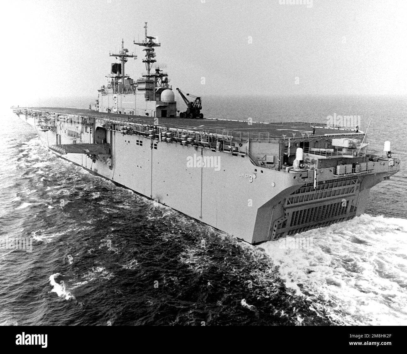 Vue du quartier portuaire du navire d'assaut amphibie USS KEARSARGE (LHD-3) en cours pendant les essais en mer. Pays: Golfe du Mexique Banque D'Images