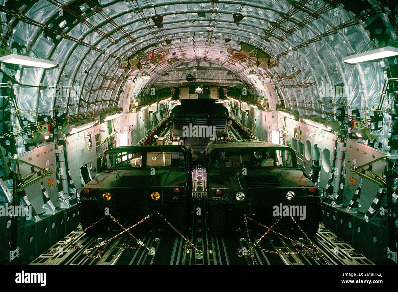 À l'intérieur de la baie de chargement du C-17 Globemaster III, on trouve deux véhicules à roues polyvalents à haute mobilité (HMMWV) et deux systèmes mobiles de lancement de fusées (MLRS) dans le dernier ajout à la capacité de transport de fret de la Force aérienne. Base: Pope Air Force base Etat: Caroline du Nord (NC) pays: Etats-Unis d'Amérique (USA) Banque D'Images