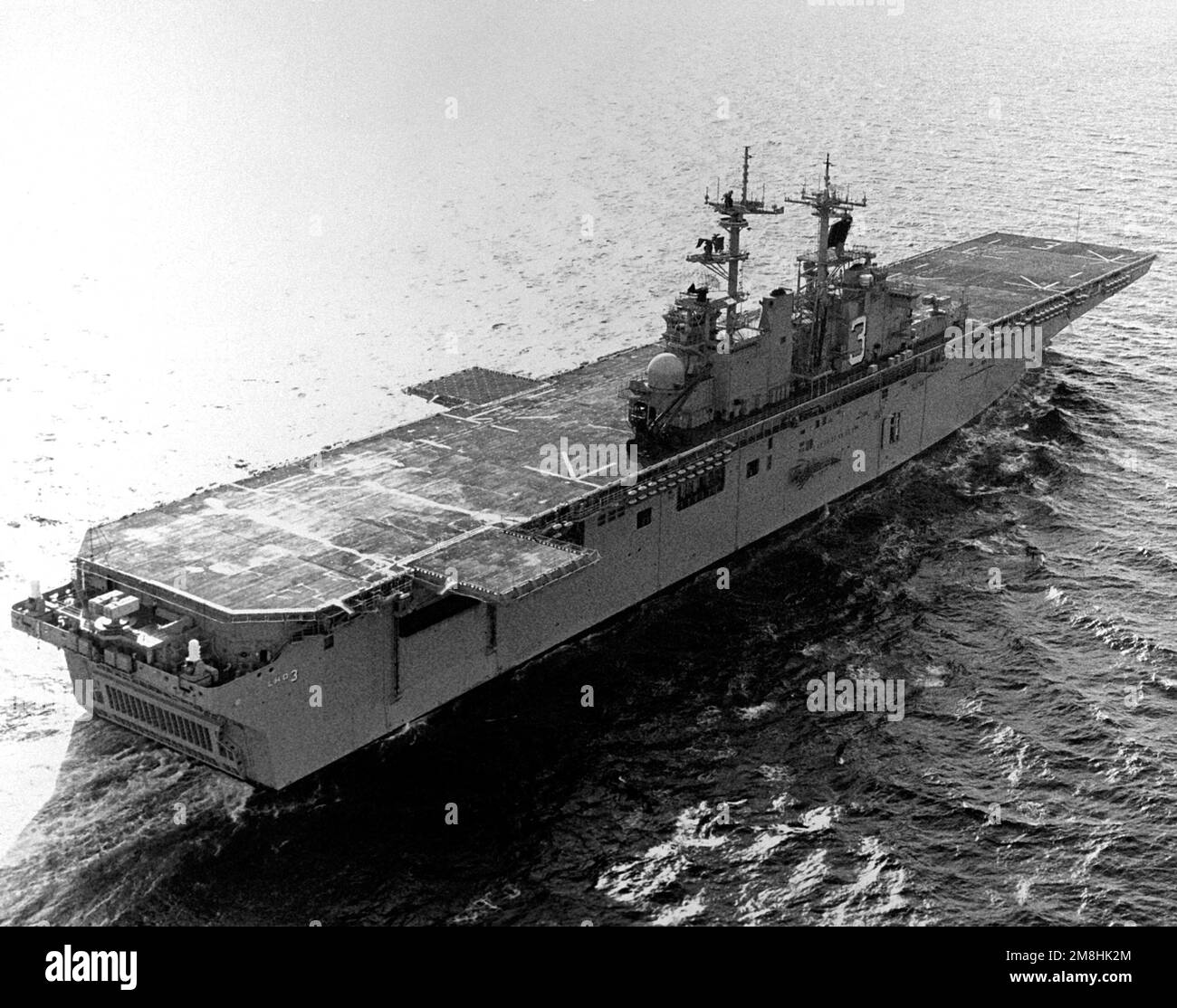 Vue à tribord du navire d'assaut amphibie USS KEARSARGE (LHD-3) en cours pendant les essais en mer. Pays: Golfe du Mexique Banque D'Images