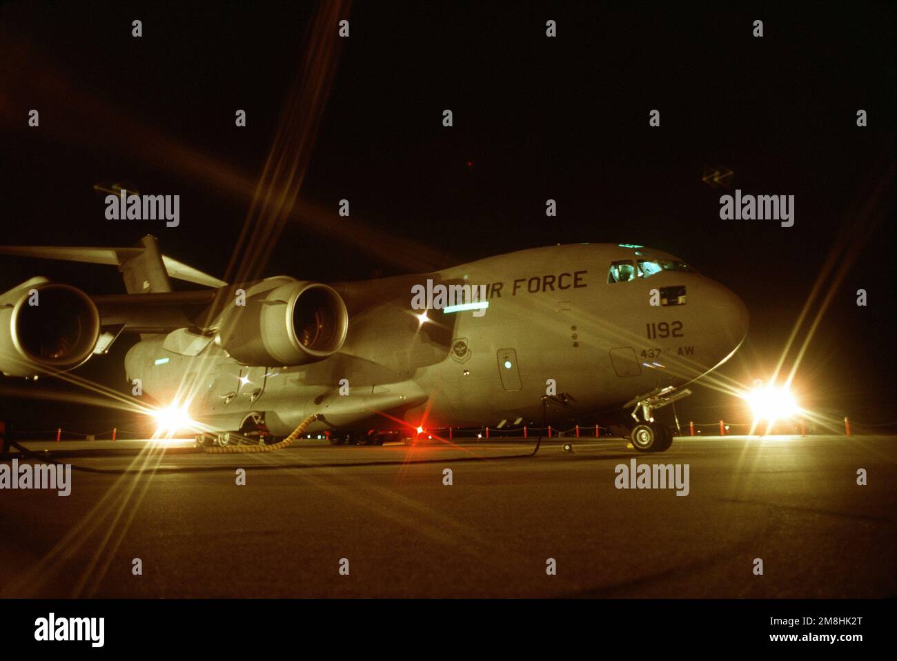 Vue nocturne avec des feux d'entretien qui brillent sur le premier C-17 Globemaster III, dans l'inventaire de la Force aérienne. Il a été désigné « l'esprit de Charleston » et a été remis à l'aile de transport aérien 437th de la Force aérienne le 14 juin 93. Base: Pope Air Force base Etat: Caroline du Nord (NC) pays: Etats-Unis d'Amérique (USA) Banque D'Images