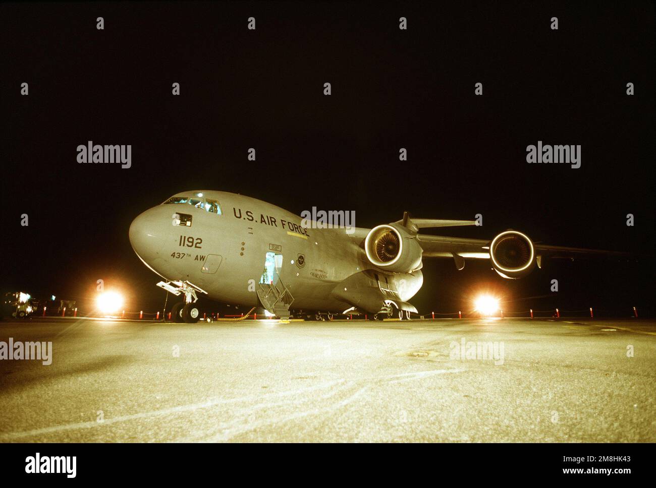 Vue nocturne avec des feux d'entretien qui brillent sur le premier C-17 Globemaster III, dans l'inventaire de la Force aérienne. Il a été désigné « l'esprit de Charleston » et a été remis à l'aile de transport aérien 437th de la Force aérienne le 14 juin 93. Base: Pope Air Force base Etat: Caroline du Nord (NC) pays: Etats-Unis d'Amérique (USA) Banque D'Images