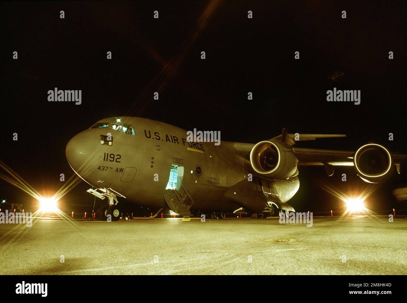 Vue nocturne avec des feux d'entretien qui brillent sur le premier C-17 Globemaster III, dans l'inventaire de la Force aérienne. Il a été désigné « l'esprit de Charleston » et a été remis à l'aile de transport aérien 437th de la Force aérienne le 14 juin 93. Base: Pope Air Force base Etat: Caroline du Nord (NC) pays: Etats-Unis d'Amérique (USA) Banque D'Images