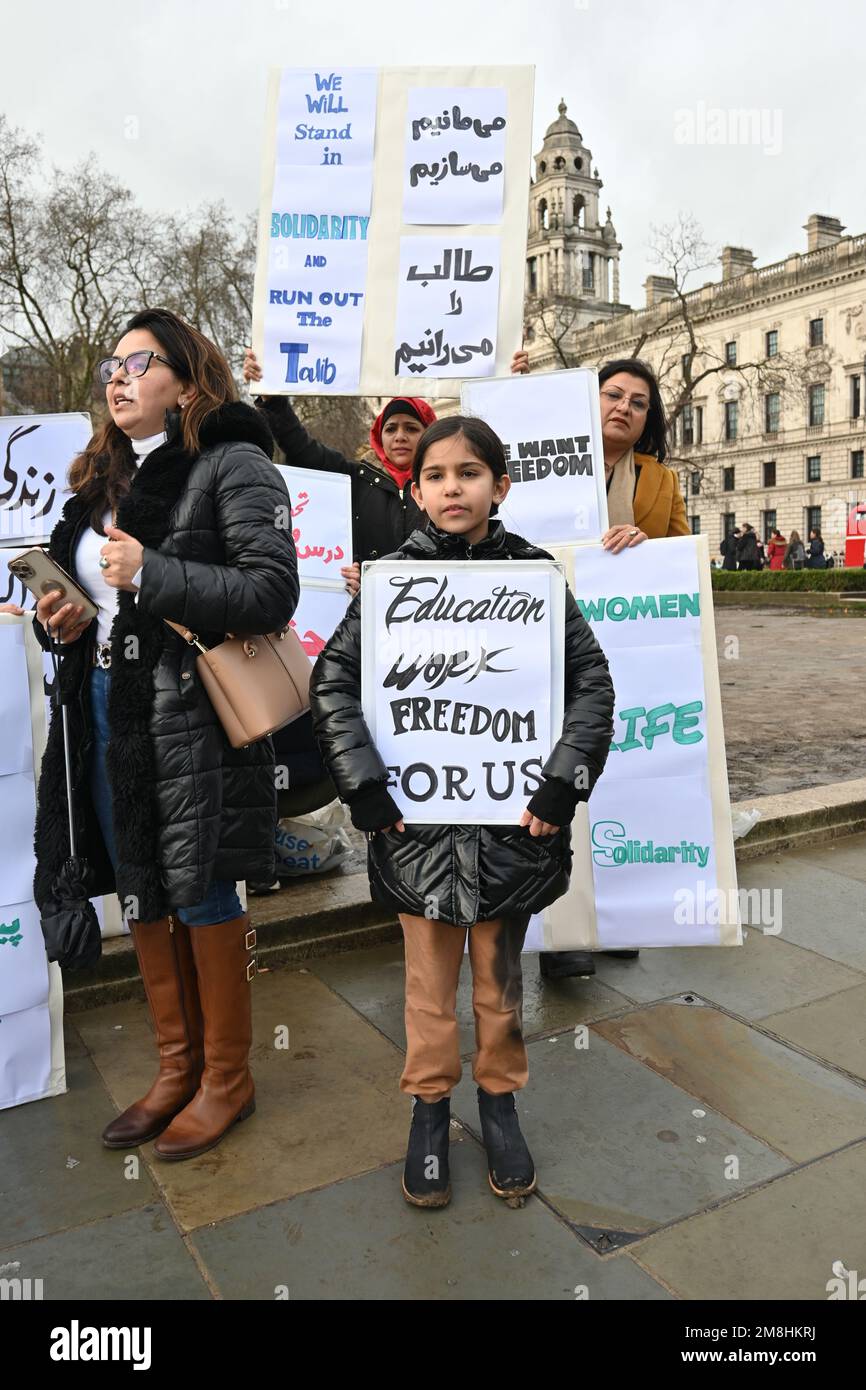 Place du Parlement, Londres, Royaume-Uni. 14 janvier 2023 : manifestation de la communauté afghane pour les femmes et les filles afghanes en faveur des droits à l'alimentation, au travail et à l'éducation et de la liberté pour les femmes et les filles afghanes. Crédit : voir Li/Picture Capital/Alamy Live News Banque D'Images