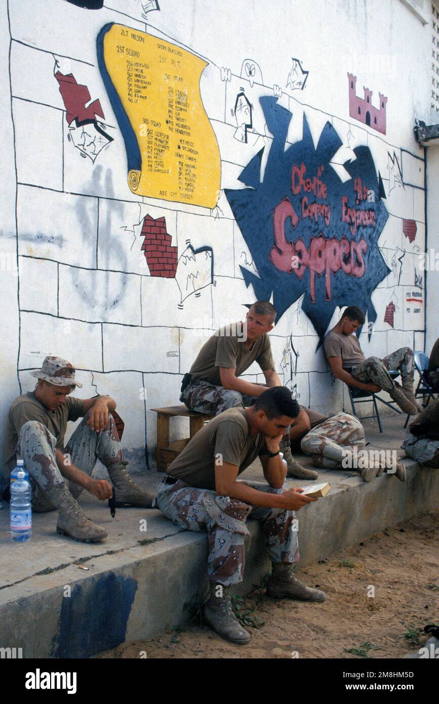 Les soldats du 2/14th Infantry Battalion, 10th Mountain Division, fort Drum, NY, se reposent à l'ombre en attendant d'aller à l'aéroport. Le bataillon a récemment quitté la Somalie après avoir été présent à l'appui d'ONUSOM II Objet opération/série: Base ONUSOM II: Mogadishu pays: Somalie (SOM) Banque D'Images