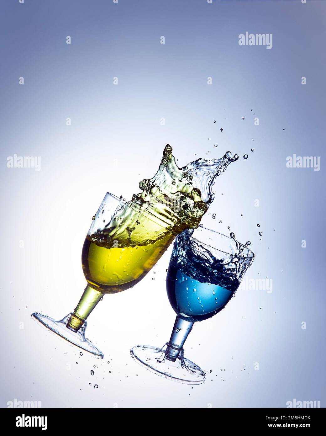 Liquides : projection de deux verres ensemble Banque D'Images