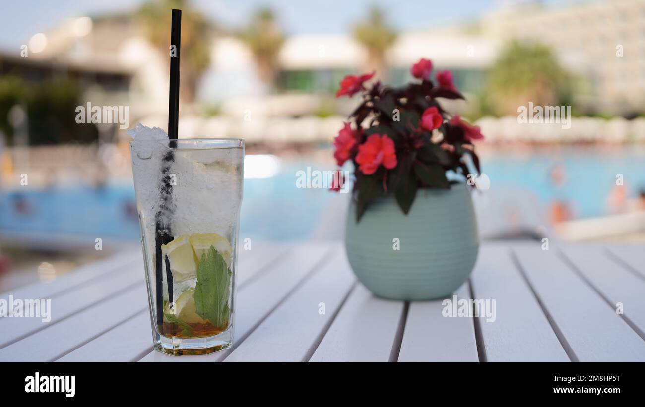 Cocktail d'été avec citron et menthe et glace sur la table d'été Banque D'Images