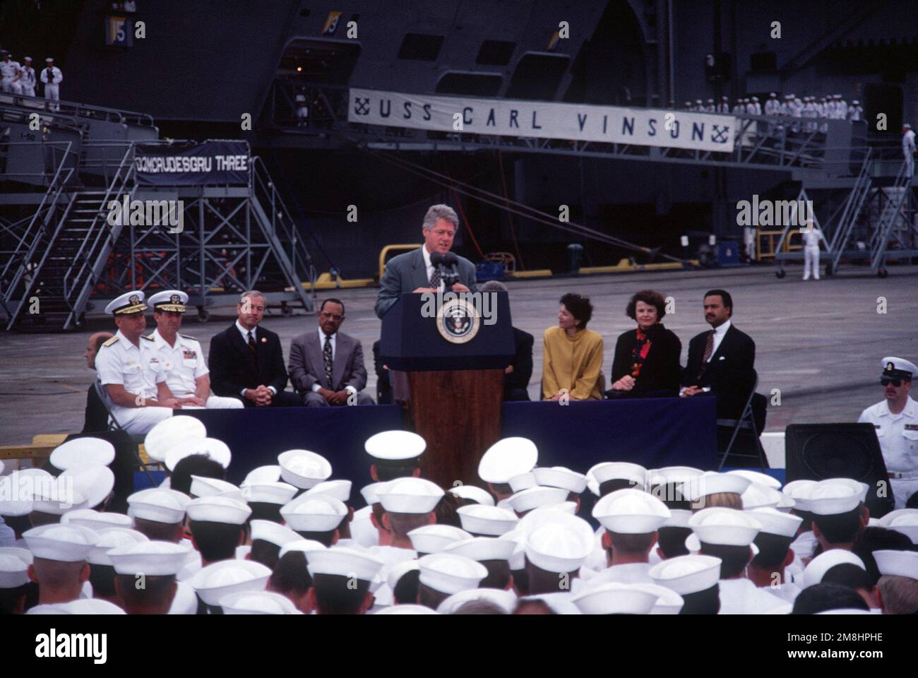 Le président William Jefferson Clinton s'adresse aux marins et aux civils sur les questions de fermeture de la base lors de sa visite à la station aérienne. Le président visitera également les marins du porte-avions à propulsion nucléaire USS CARL VINSON (CVN-70) et du croiseur à missiles guidés à propulsion nucléaire USS ARKANSAS (CGN-41). Base: Naval Air Station, Alameda État: Californie (CA) pays: Etats-Unis d'Amérique (USA) Banque D'Images