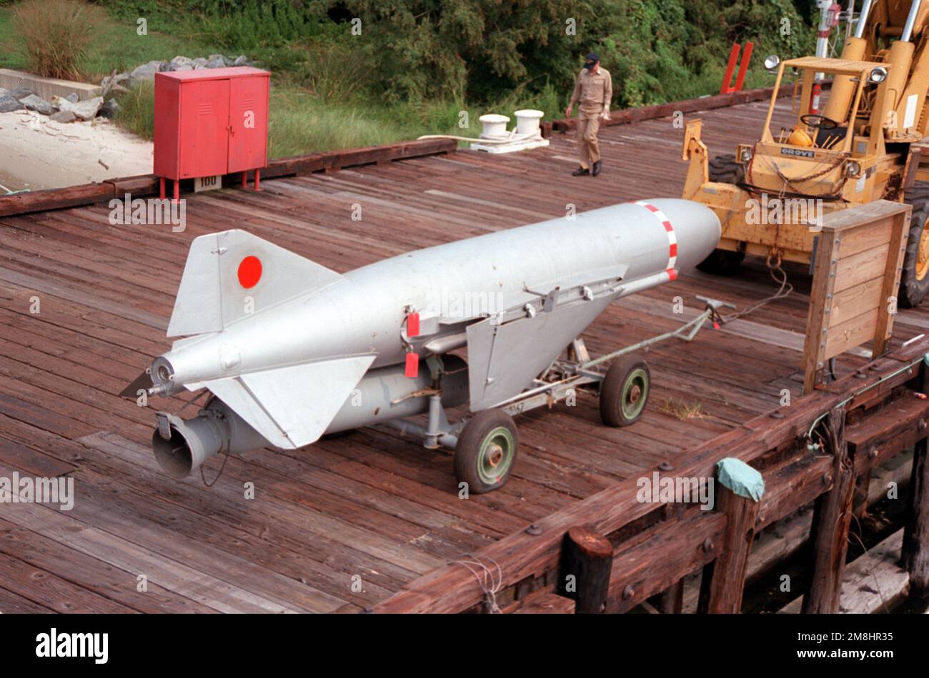 A P-15 SS-N-2c Styx SSM de la corvette soviétique de la classe Tarantul I USNS HIDDENSEE (185NS9201). Ce missile développé par l'Union soviétique est entré en service opérationnel pour la première fois en 1973. Il utilise un booster de carburant solide pour la phase de lancement/accélération et un turbojet de carburant liquide pour la phase de croisière. Le missile de 21 pieds de long pèse 5 570 livres et possède une tête de guerre de 1 100 livres. Il possède une portée de 45 milles marins et utilise un système de homing radar-infrarouge actif. Pays: Solomons Banque D'Images