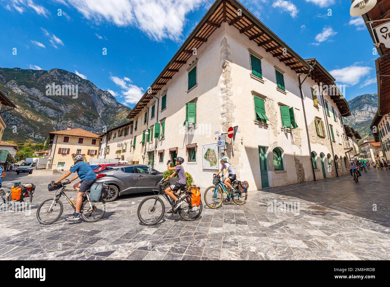 Ancienne place de l'hôtel de ville de Venzone, partiellement détruite par le tremblement de terre de 1976 et reconstruite entre 1979 et 1984. Udine, Friuli-Venezia Giulia, Italie Banque D'Images