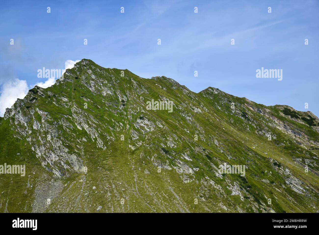 Paysage de montagne, vue sur la chaîne de montagnes par jour ensoleillé contre ciel bleu avec nuages. Copier l'espace. Mise au point sélective. Banque D'Images