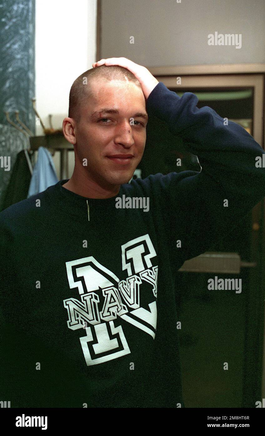 Barber Ken Lucero donne l'une de ses dernières coupes de cheveux de recrutement à une nouvelle recrue dans Company 215, la dernière compagnie à obtenir un diplôme de Recruit Training Command, San Diego. M. Lucero a coupé les cheveux de recrues pendant dix-huit ans. Base: San Diego État: Californie (CA) pays: Etats-Unis d'Amérique (USA) Banque D'Images