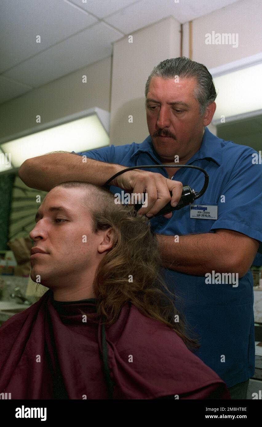 Barber Ken Lucero donne une de ses dernières coupes de cheveux de recrutement après dix-huit années de service à une nouvelle recrue dans la Compagnie 215, la dernière compagnie à obtenir un diplôme de Recruit Training Command, San Diego. Base: San Diego État: Californie (CA) pays: Etats-Unis d'Amérique (USA) Banque D'Images