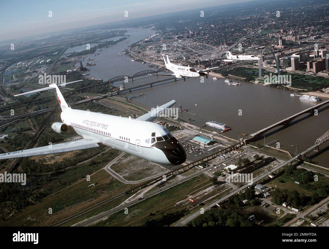 Vue aérienne de trois quarts avant d'un avion C-9A Nightingale construit par McDonnell Douglas et qui mène une formation comprenant un avion Beech construit C-12F et un Lear Jet construit C-21A. Le vol d'entraînement se trouve au-dessus de la célèbre rue Louis Arch le long des rives du Mississippi. Tous les aéronefs proviennent de l'aile de transport aérien 375th, Air Mobility Command. Base: Scott Air Force base État: Illinois (il) pays: États-Unis d'Amérique (USA) Banque D'Images