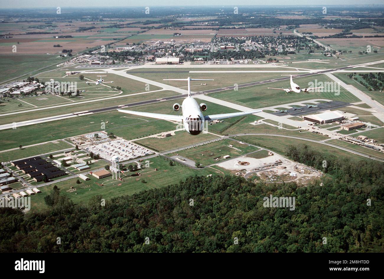 Vue aérienne d'un avion McMcDonnell Douglas construit un C-9A Nightingale et qui mène une formation qui comprend (à gauche) un C-21A et un C-12F sur les rampes et les pistes de Scott. Tous les aéronefs sont affectés à l'aile de transport aérien 375th, Air Mobility Command. Base: Scott Air Force base État: Illinois (il) pays: États-Unis d'Amérique (USA) Banque D'Images