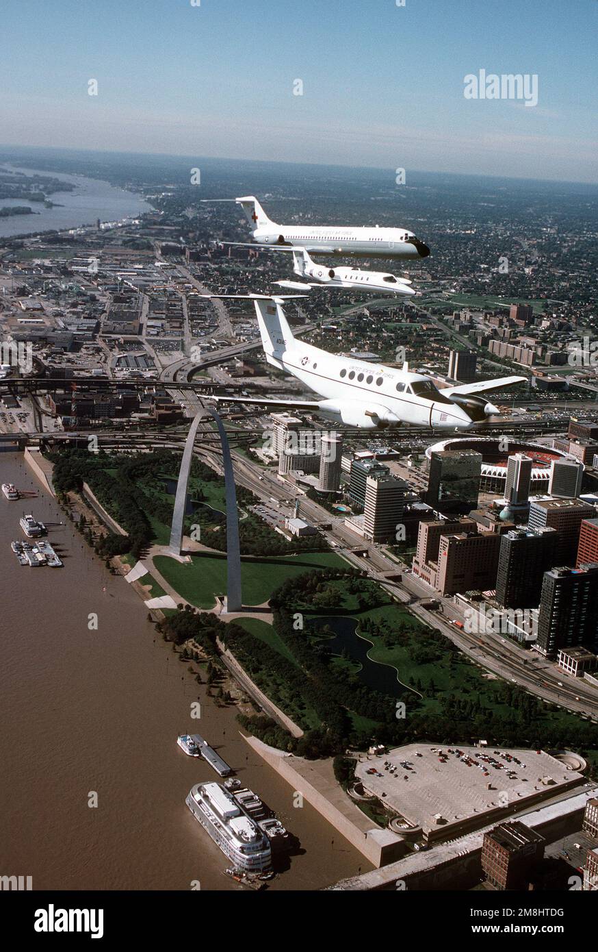 Vue aérienne de trois quarts avant d'un avion Beech construit en C-12F et d'un Lear Jet construit en C-21A et d'un avion Nightingale construit en C-9A par McDonnell Douglas, volant de l'aile gauche du C-12F. Tous les aéronefs proviennent de l'aile du 375th Airlift, Air Mobility Command, et survolent la rue Louis Arch, sur les rives du Mississippi, et Busch Stadium pendant une mission d'entraînement. Base: Scott Air Force base État: Illinois (il) pays: États-Unis d'Amérique (USA) Banque D'Images