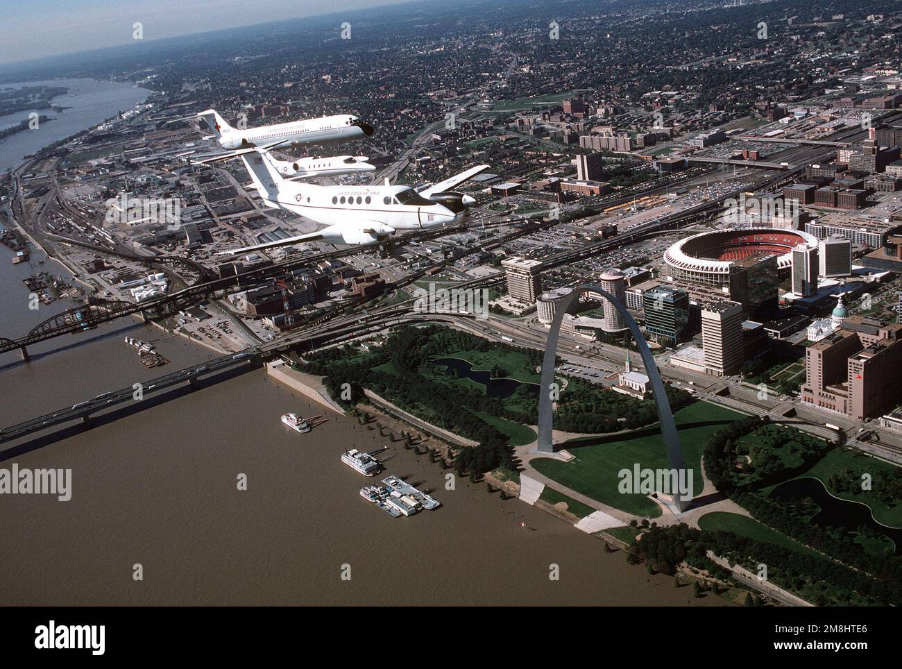 Vue aérienne de trois quarts avant d'un avion Beech construit en C-12F avec un Lear Jet construit en C-21A et un avion Nightingale construit en C-9A par McDonnell Douglas, volant de l'aile gauche du C-12F. Tous les aéronefs proviennent de l'aile du 375th Airlift, Air Mobility Command, et survolent la rue Louis Arch, sur les rives du Mississippi, et Busch Stadium pendant une mission d'entraînement. Base: Scott Air Force base État: Illinois (il) pays: États-Unis d'Amérique (USA) Banque D'Images