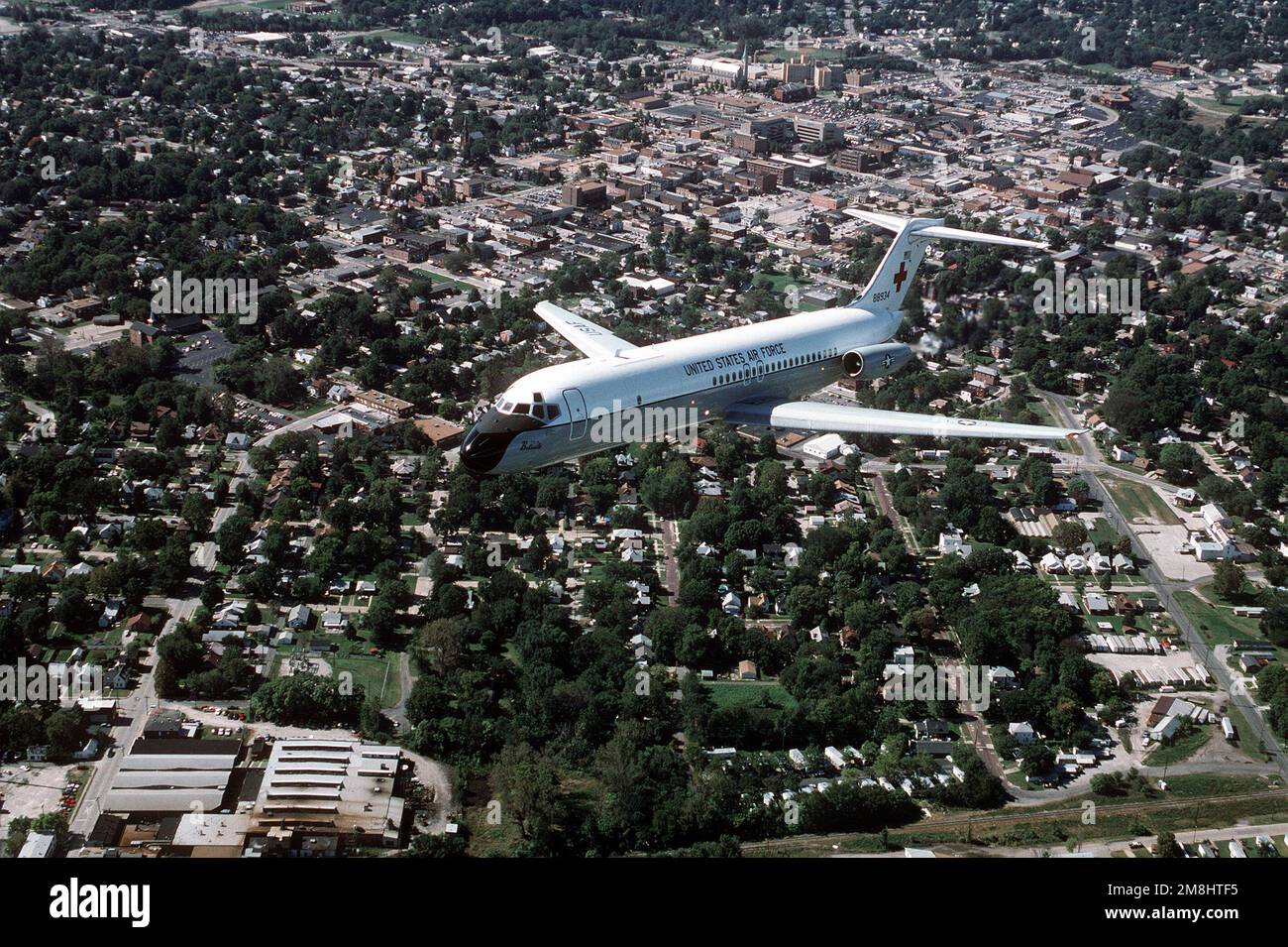 Vue de trois quarts avant d'un avion Nightingale C-9A construit par McDonnell Douglas depuis l'aile du 375th Airlift, à bord du Commandement de la mobilité aérienne, près de sa base d'origine. Base: Scott Air Force base État: Illinois (il) pays: États-Unis d'Amérique (USA) Banque D'Images