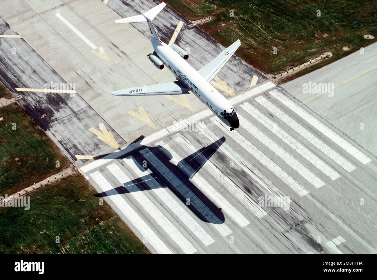 Vue aérienne de trois quarts d'un avion C-9A Nightingale construit par McDonnell Douglas alors qu'il se prépare au touchdown, atterrir, à la base. Le C-21A est affecté au Commandement de la mobilité aérienne de l'aile 375th du transport aérien. Base: Scott Air Force base État: Illinois (il) pays: États-Unis d'Amérique (USA) Banque D'Images