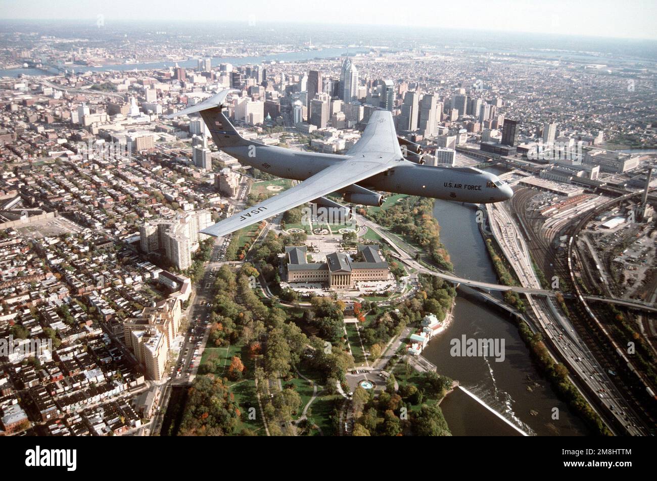 Vue aérienne à droite d'une aile 438th Airlift, C-141 Starlift survolant le musée d'art de Philadelphie et le centre-ville de Philadelphie. Le C-141, queue #40616 offre une capacité de transport aérien à longue portée pour Air Mobility Command. Date exacte prise de vue inconnue. Base : McGuire Air Force base État : New Jersey (NJ) pays : États-Unis d'Amérique (USA) Banque D'Images Vue aérienne à droite d'une aile 438th Airlift, C-141 Starlift survolant le musée d'art de Philadelphie et le centre-ville de Philadelphie. Le C-141, queue #40616 offre une capacité de transport aérien à longue portée pour Air Mobility Command. Date exacte prise de vue inconnue. Base : McGuire Air Force base État : New Jersey (NJ) pays : États-Unis d'Amérique (USA) Banque D'Images