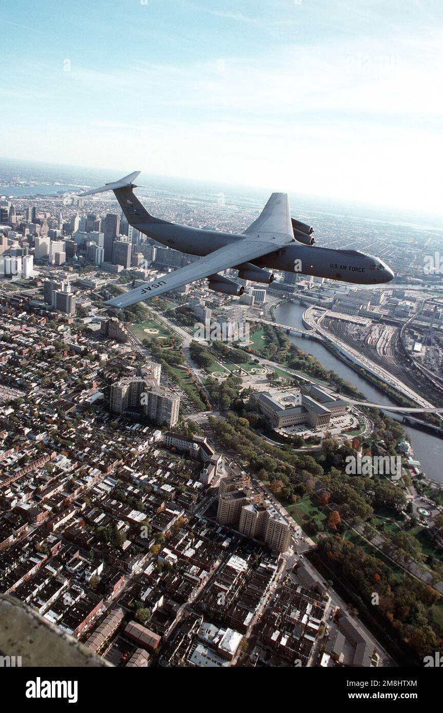Vue aérienne à droite d'une aile Airlift 438th, C-141 Starlift survolant le musée d'art de Philadelphie, la rivière Schuylkill et le centre-ville de Philadelphie. Le C-141, queue #40616 offre une capacité de transport aérien à longue portée pour Air Mobility Command. Date exacte prise de vue inconnue. Base : McGuire Air Force base État : New Jersey (NJ) pays : États-Unis d'Amérique (USA) Banque D'Images Vue aérienne à droite d'une aile Airlift 438th, C-141 Starlift survolant le musée d'art de Philadelphie, la rivière Schuylkill et le centre-ville de Philadelphie. Le C-141, queue #40616 offre une capacité de transport aérien à longue portée pour Air Mobility Command. Date exacte prise de vue inconnue. Base : McGuire Air Force base État : New Jersey (NJ) pays : États-Unis d'Amérique (USA) Banque D'Images