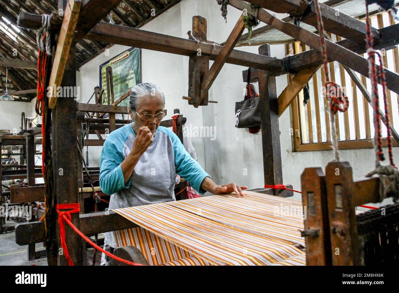 Bantul, Indonésie. 14th janvier 2023. Un artisan termine la fabrication de Lurik, l'un des tissus traditionnels de l'Indonésie à Bantul, région spéciale de Yogyakarta. Crédit : SOPA Images Limited/Alamy Live News Banque D'Images