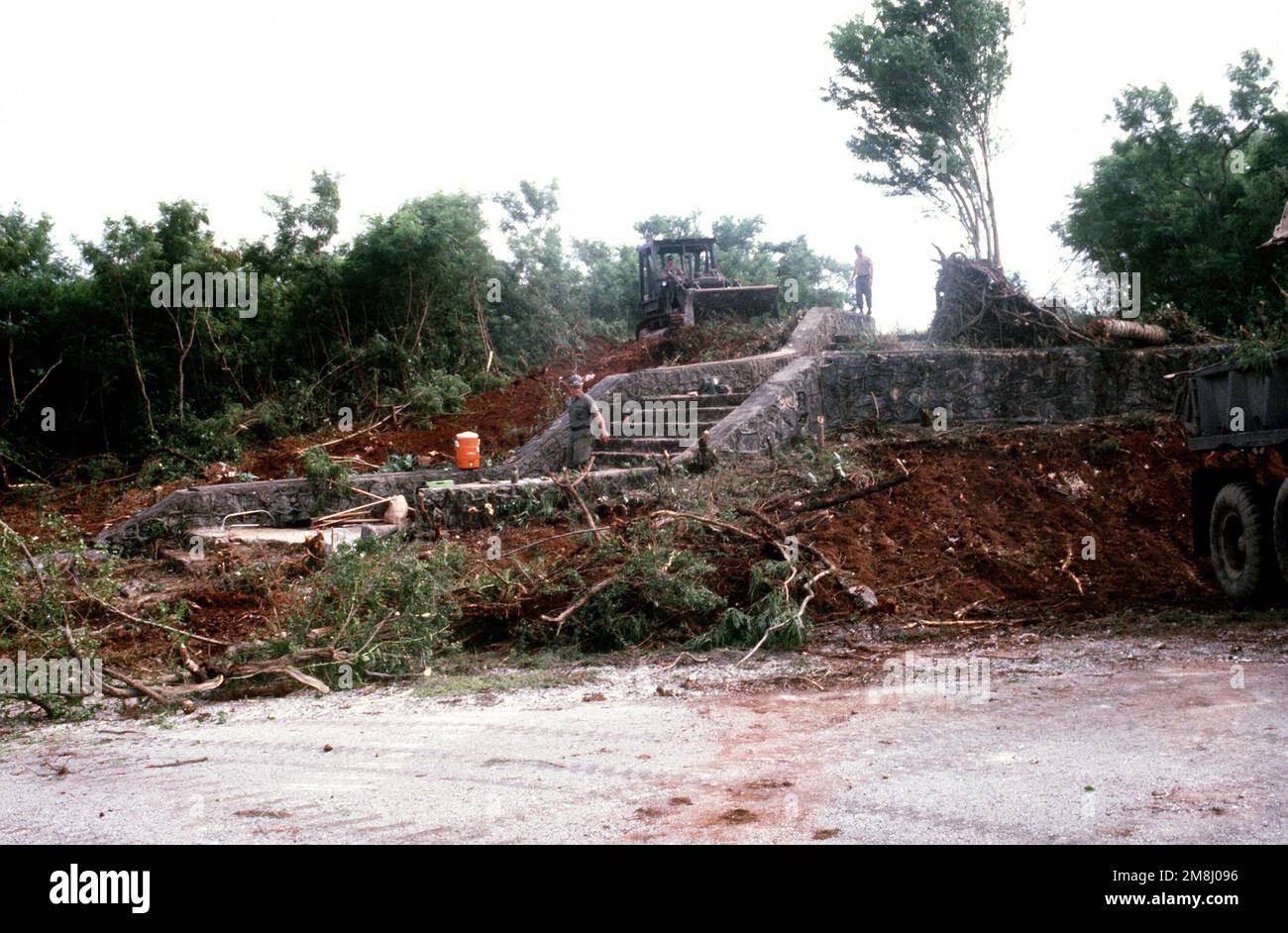 En prévision de l'observation de l'année prochaine du 50th anniversaire de la libération de Guam pendant la Seconde Guerre mondiale, les Seabés du NMCB-3 (NMCB-3) dénochent une zone historique à Orote point, à la base navale de Guam. L'escalier en pierre a été construit près de Sumay par des prisonniers de guerre japonais en 1944-46 après que les forces américaines aient repris l'île en juillet 1944. Les prisonniers ont dédié l'escalier à l'empereur du Japon impérial Hirohito. État: Guam pays: Îles Mariannes du Nord (MNP) Banque D'Images
