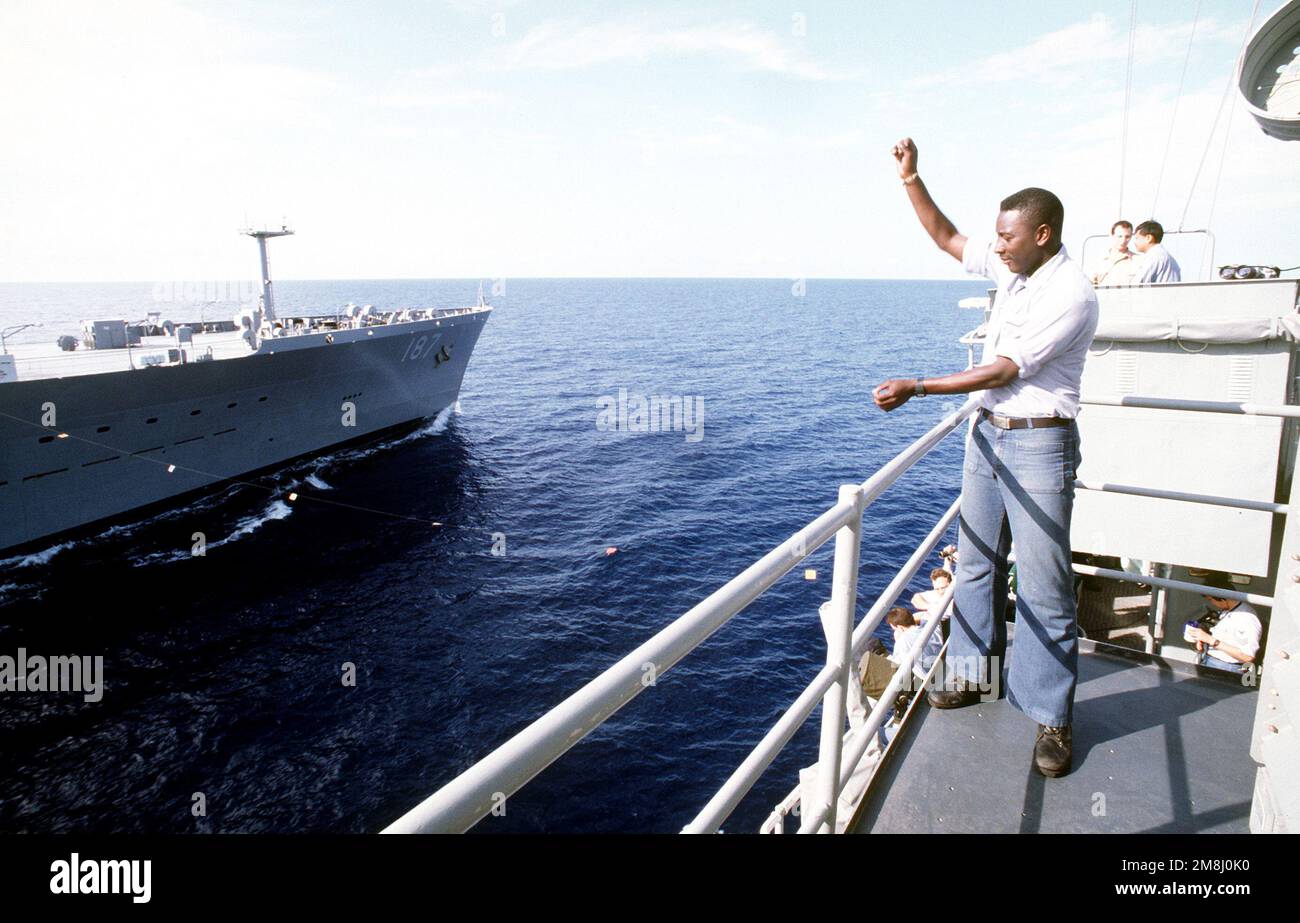 Signalman de troisième classe (SM3) Darryl Williams du destroyer de classe Spruance USS CONOLLY (DD-979) échange des signaux avec le signaleur de pont de la flotte militaire de Sealift USNS HENRY J. KAISER (T-AO-187) lors d'une opération de reconstitution en cours au large de Cuba. Le CONOLLY retourne à Guantanamo Bay Cuba après avoir été en station au large de la côte d'Haïti comme l'une des unités assignées à l'opération support Democracy. Sujet opération/série: SOUTENIR LA DÉMOCRATIE pays: Mer des Caraïbes Banque D'Images