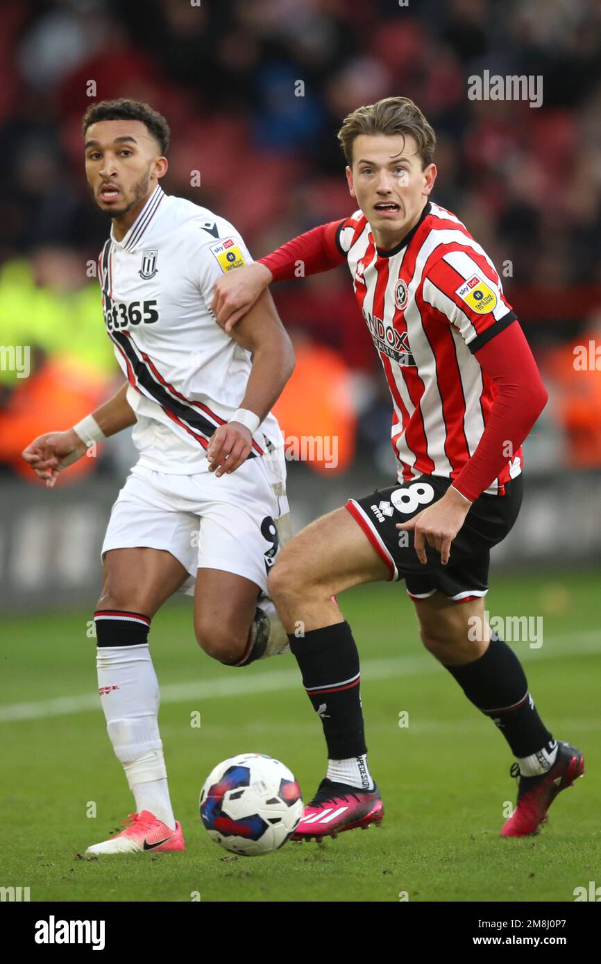 Jacob Brown de Stoke City et Sander Berge de Sheffield United (à droite) se battent pour le ballon lors du match de championnat Sky Bet à Bramall Lane, Sheffield. Date de la photo: Samedi 14 janvier 2023. Banque D'Images